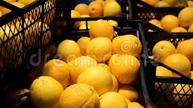 在杂货店水果部的超市里出售新鲜的成熟水果。 天然健康食品成分.. 买吃